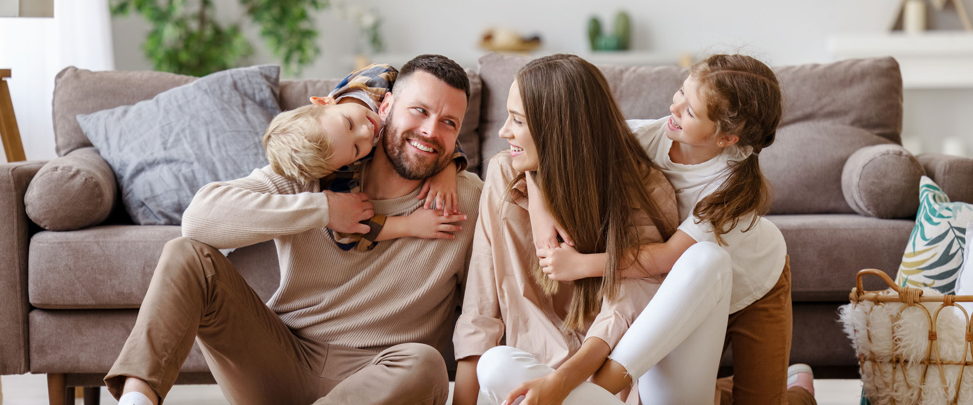 Glückliche Familie im neuen Haus